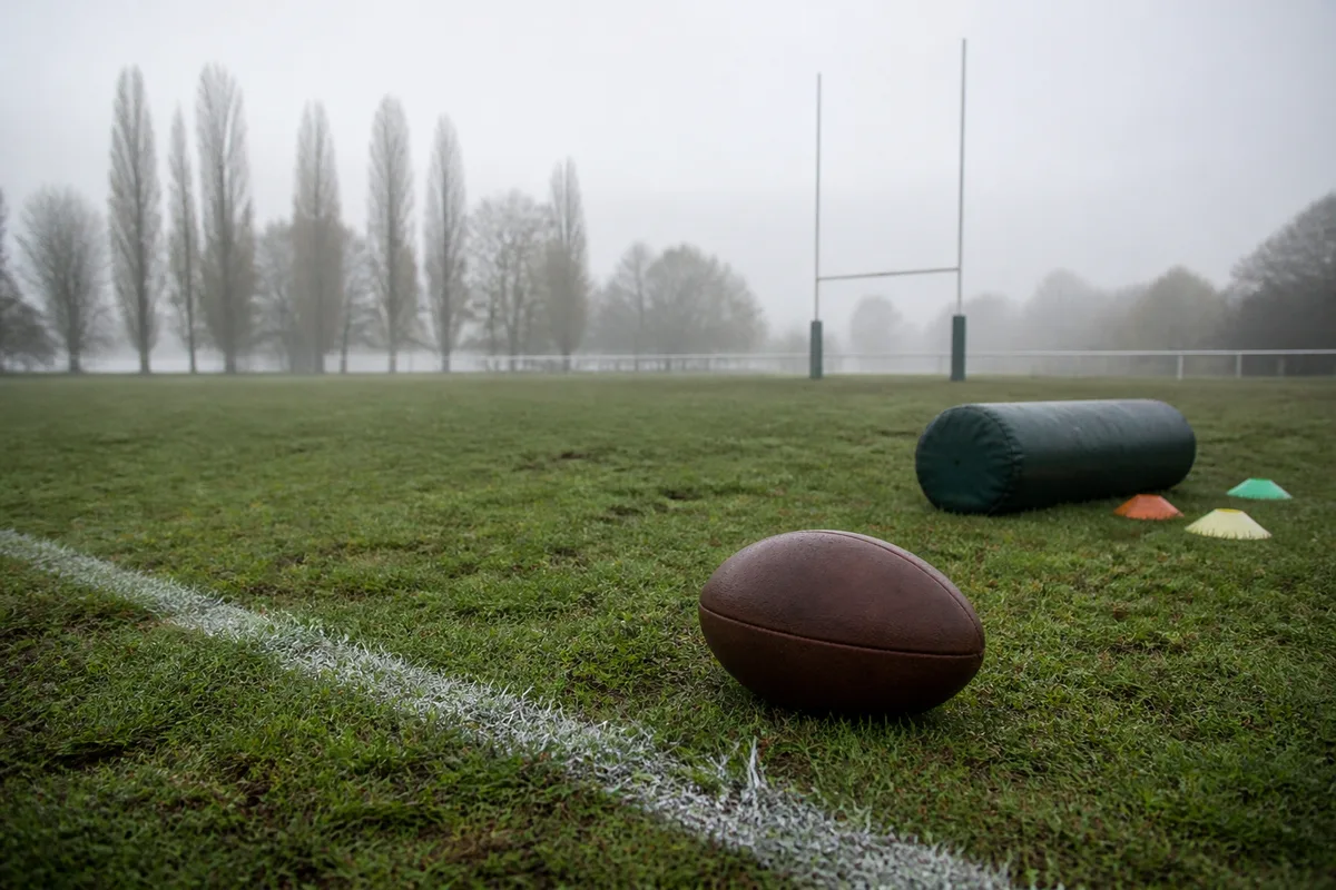 Terrain de rugby amateur avec poteaux et main courante par temps couvert