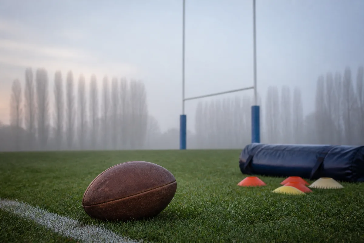 Vestiaire et abords d un stade municipal utilise par un club amateur